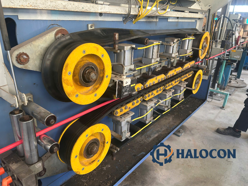 day-dai-keo-bun Dây đai kéo cáp, Haul-off belt, dây đai cao su đỏ, dây đai răng phủ cao su, phụ tùng máy đùn cáp điện.